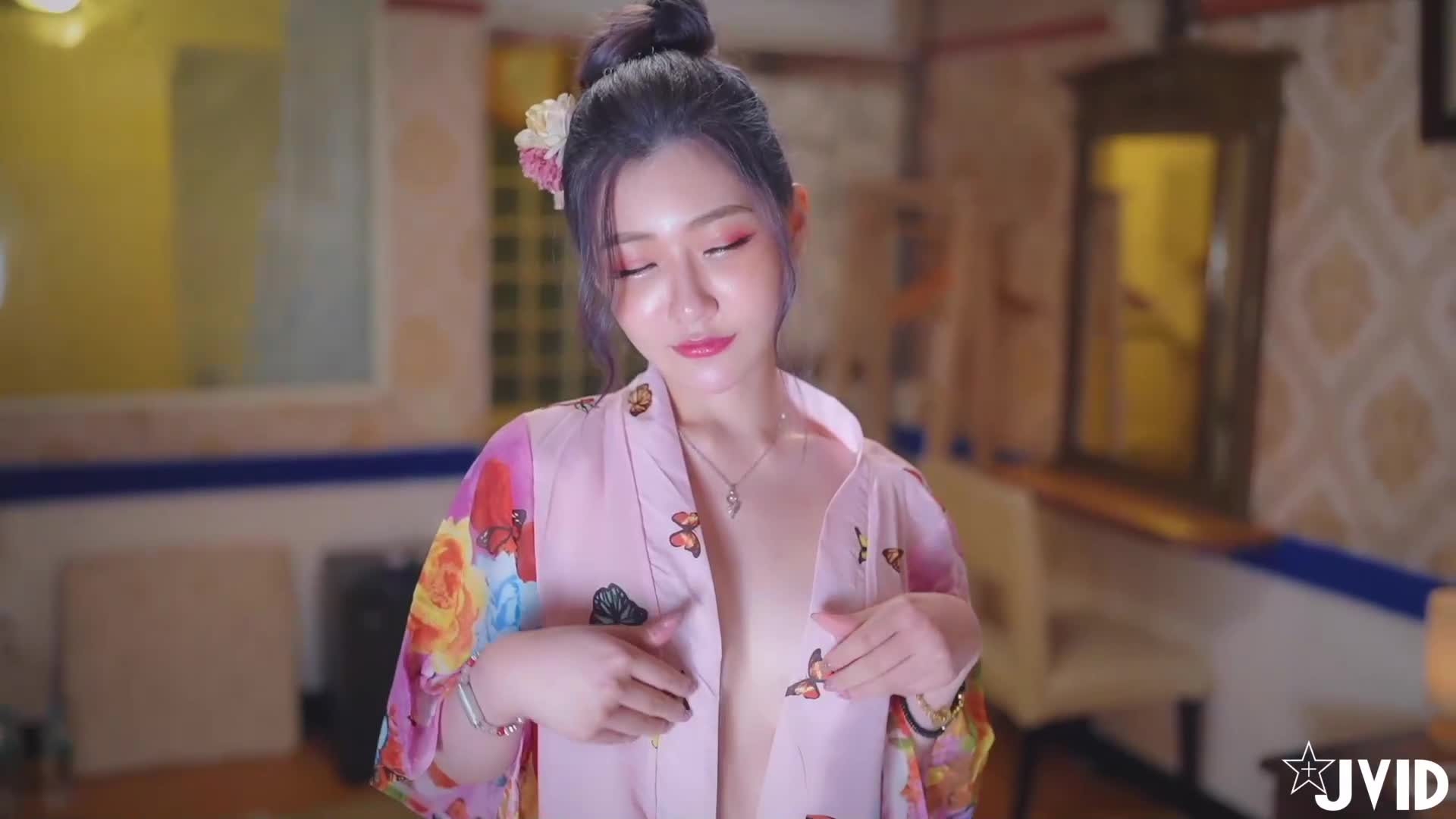 日系的風情櫻花妹裡面什麼都沒穿